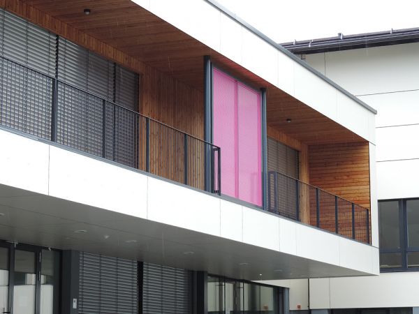 Kindergarten Going, Max-Platten Fassade kombiniert mit Lärchen-Fassade