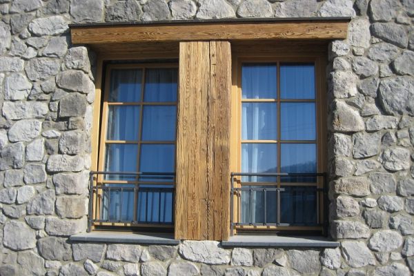 Fensterverkleidung aus Altholz