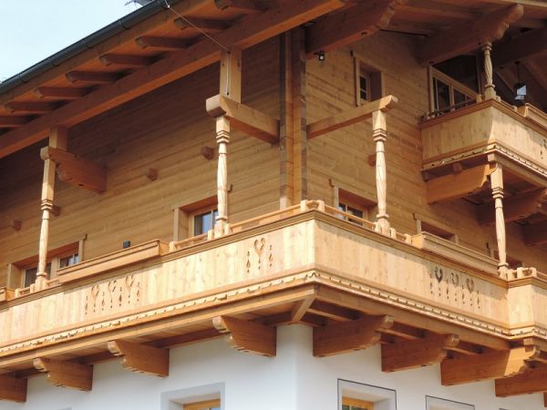 Balkon mit geschnitzten Ziersäulen