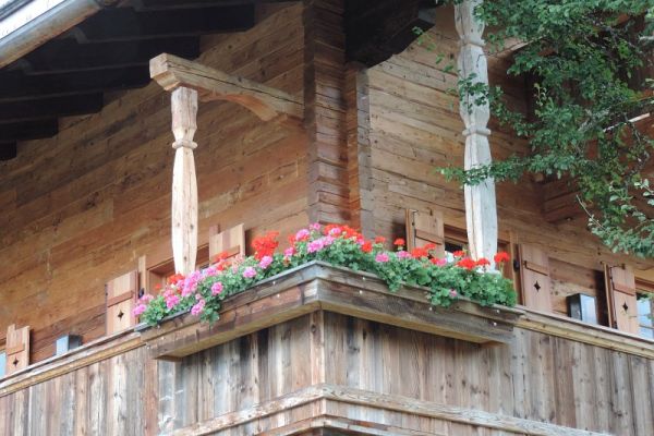 Eckblumenkasten mit Ziersäulen (Bauernsäulen)