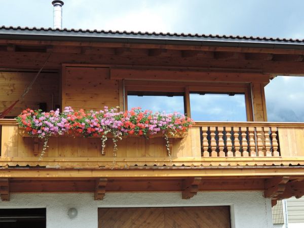 Balkon mit Blumenkasten und Ballusterfeldern